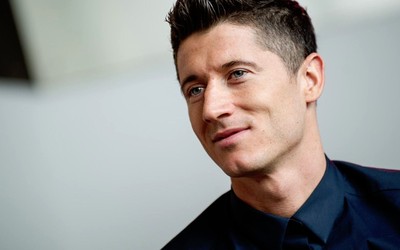 DB电竞热议-斯通斯这庆祝动作太骚了